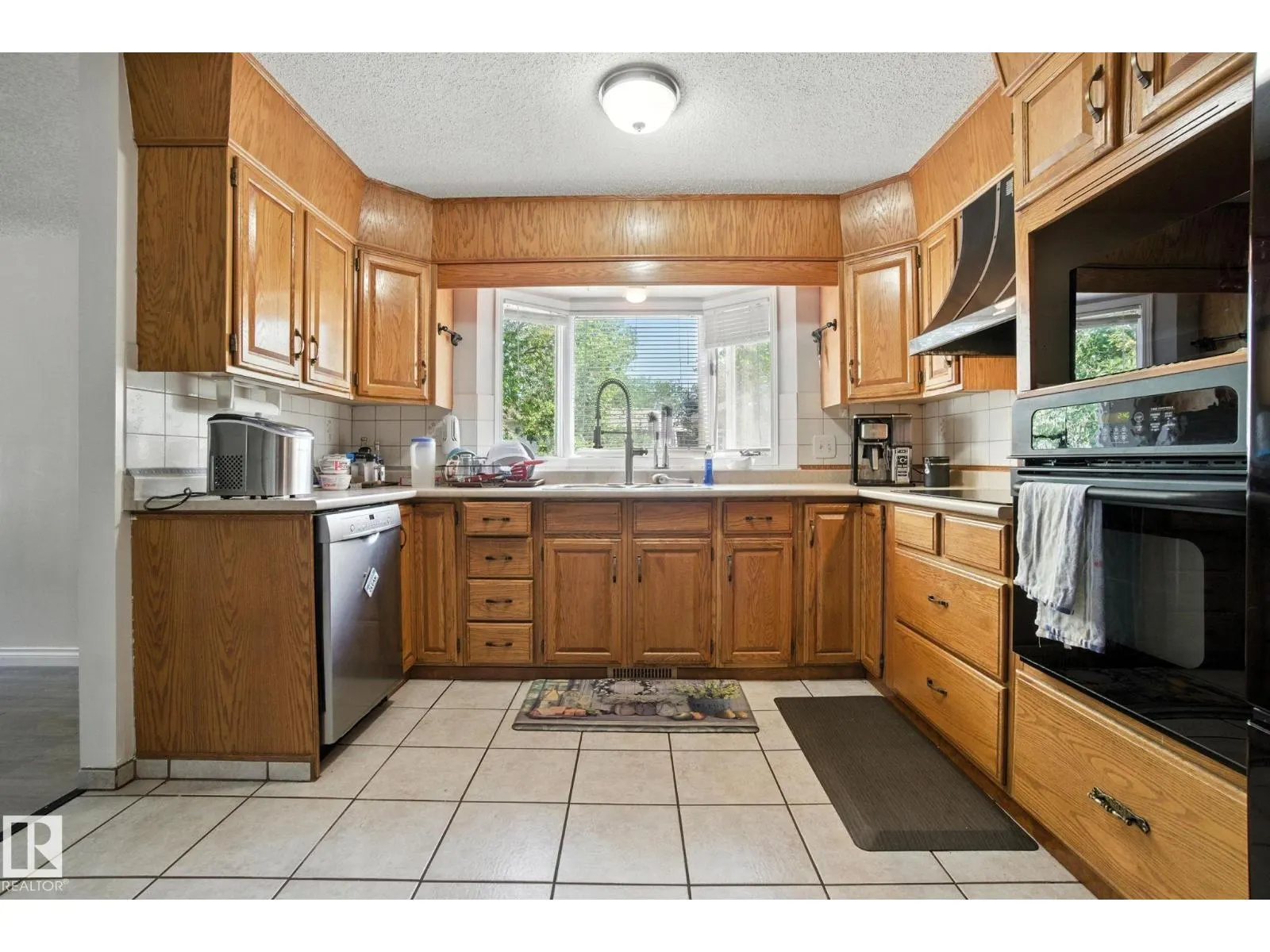 18008 61 AV NW
