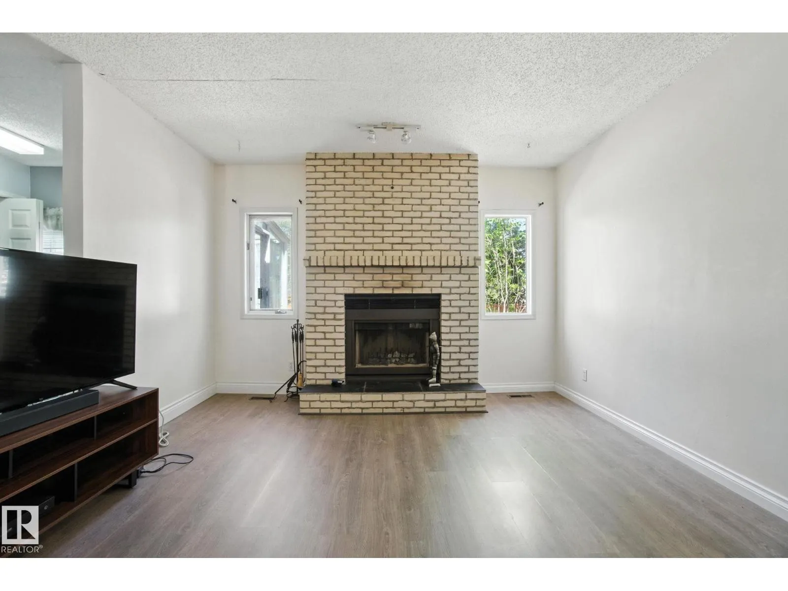 18008 61 AV NW