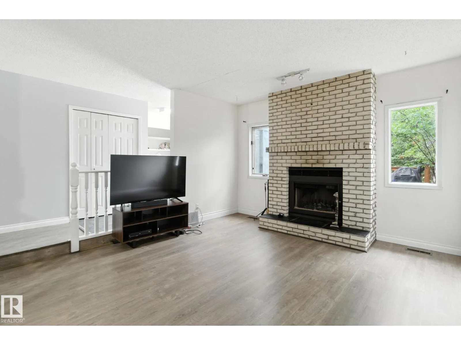 18008 61 AV NW