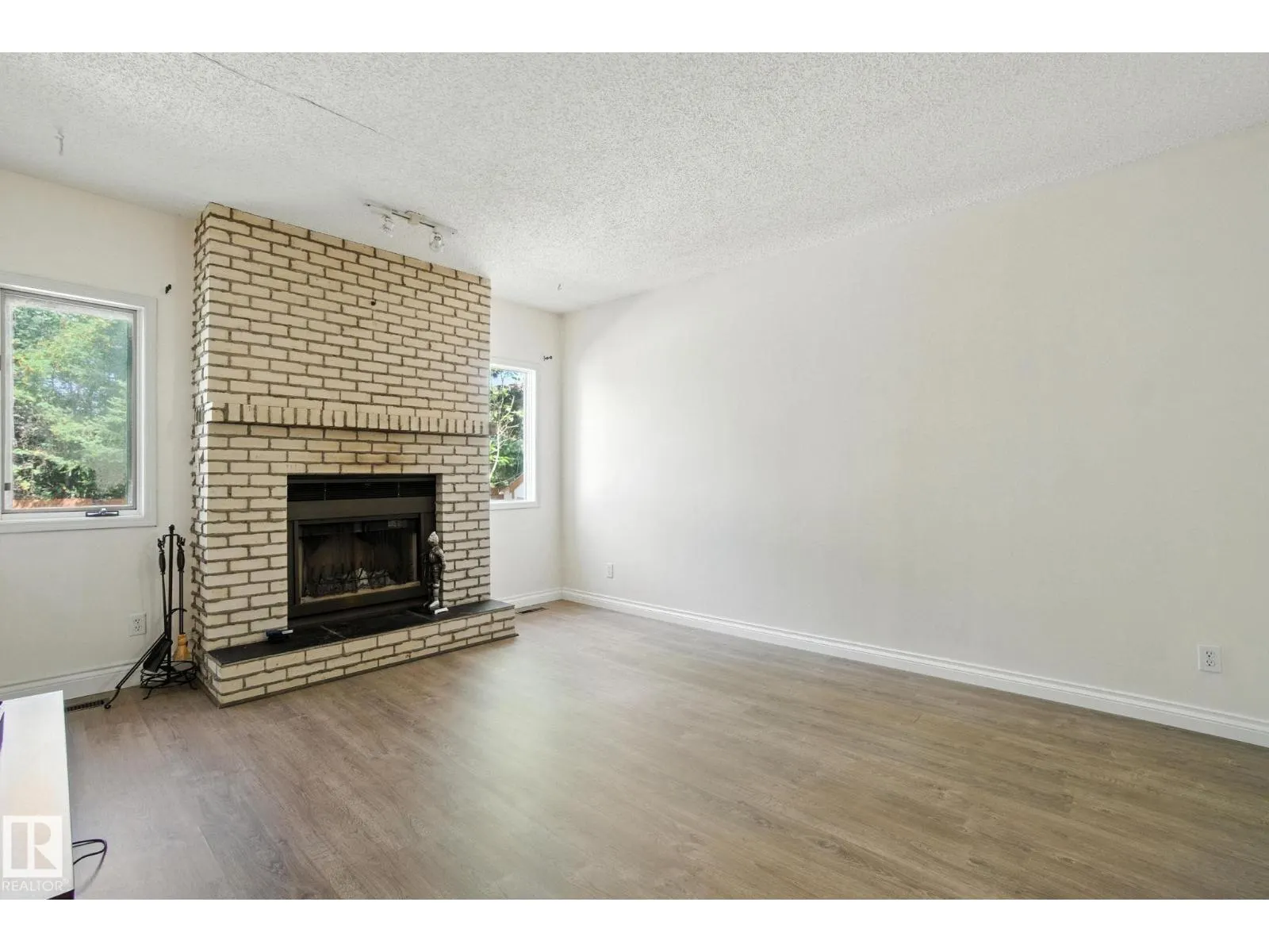 18008 61 AV NW
