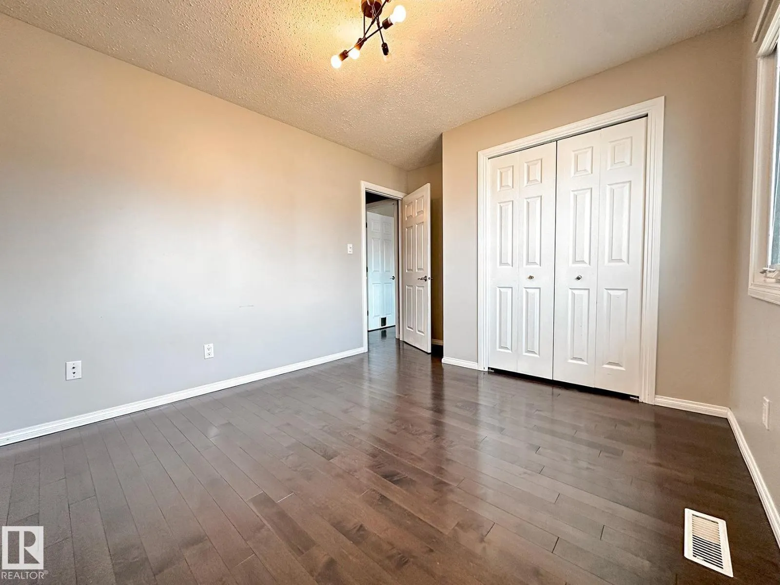 11403 149 AV NW
