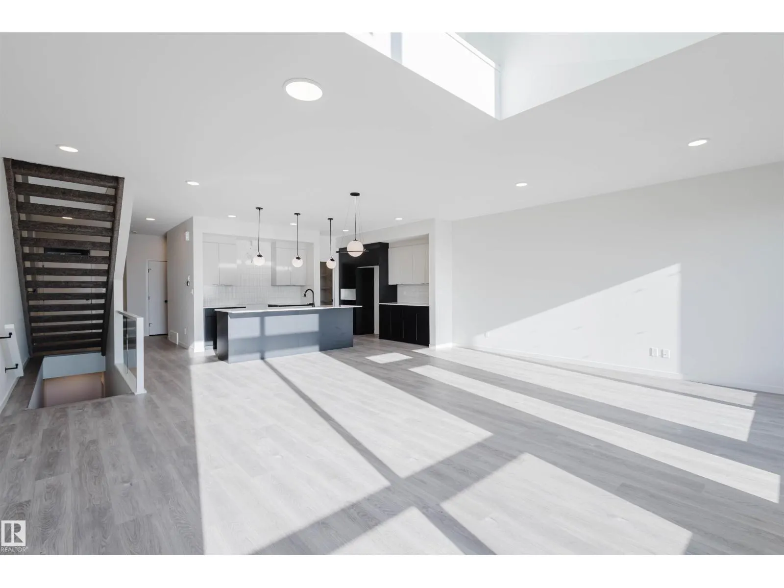 456 33 ST SW