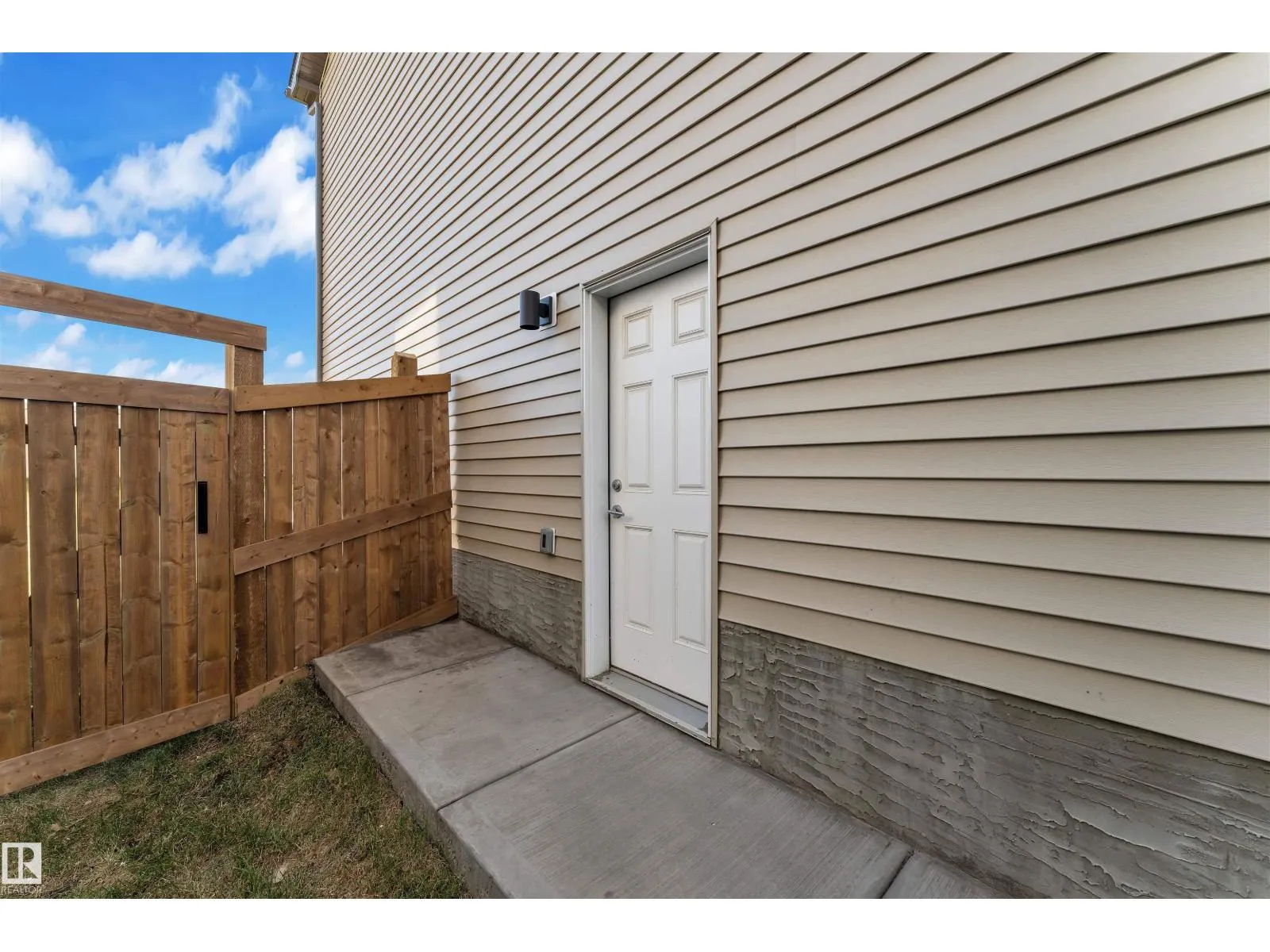 407 30 AV NW