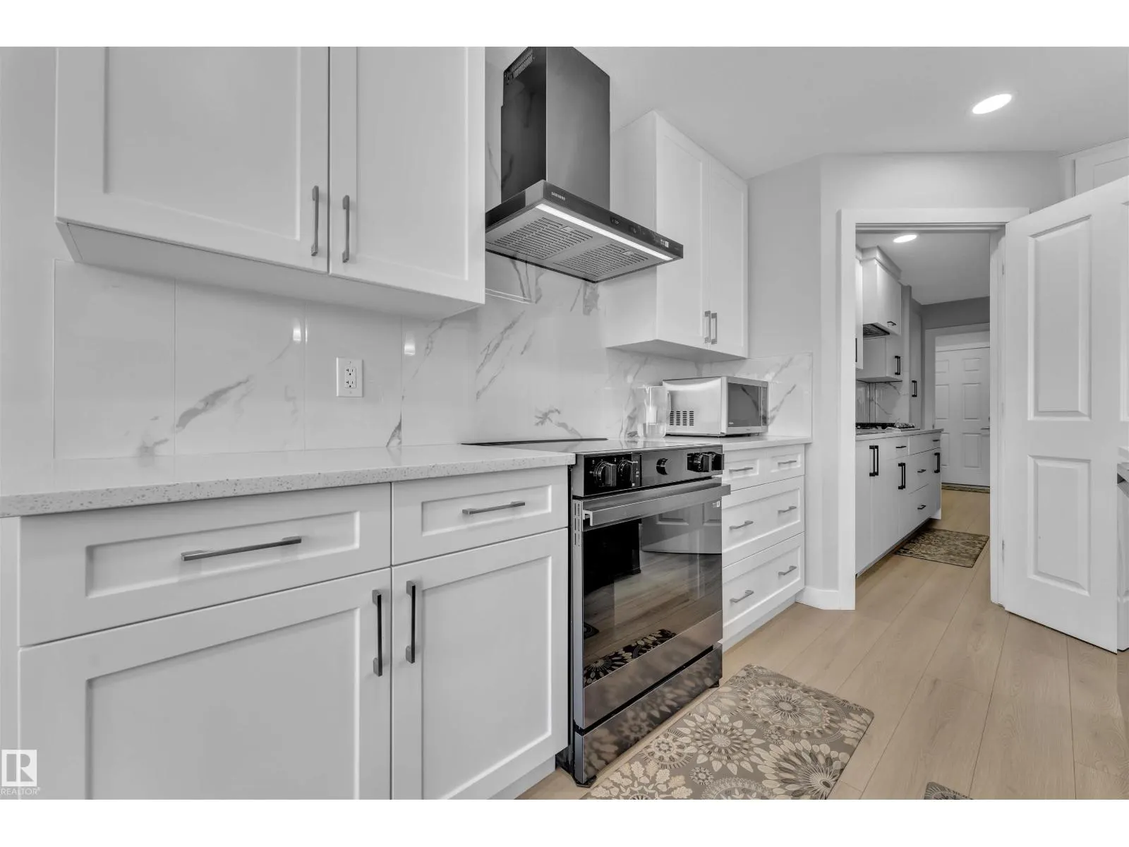 407 30 AV NW