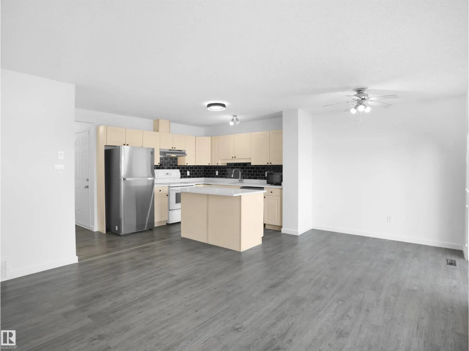 2832 26 ST NW