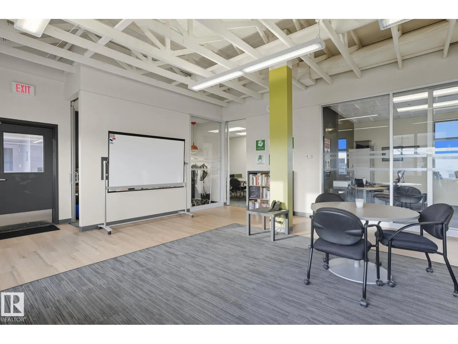 #201 5677 99 ST NW