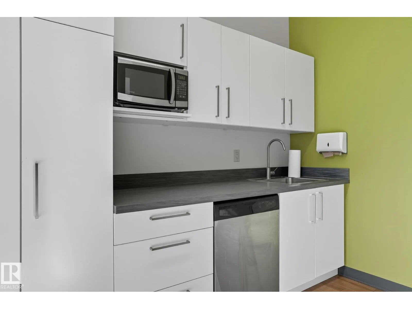 #201 5677 99 ST NW
