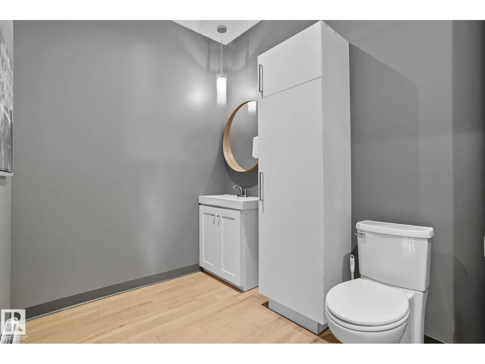 #201 5677 99 ST NW