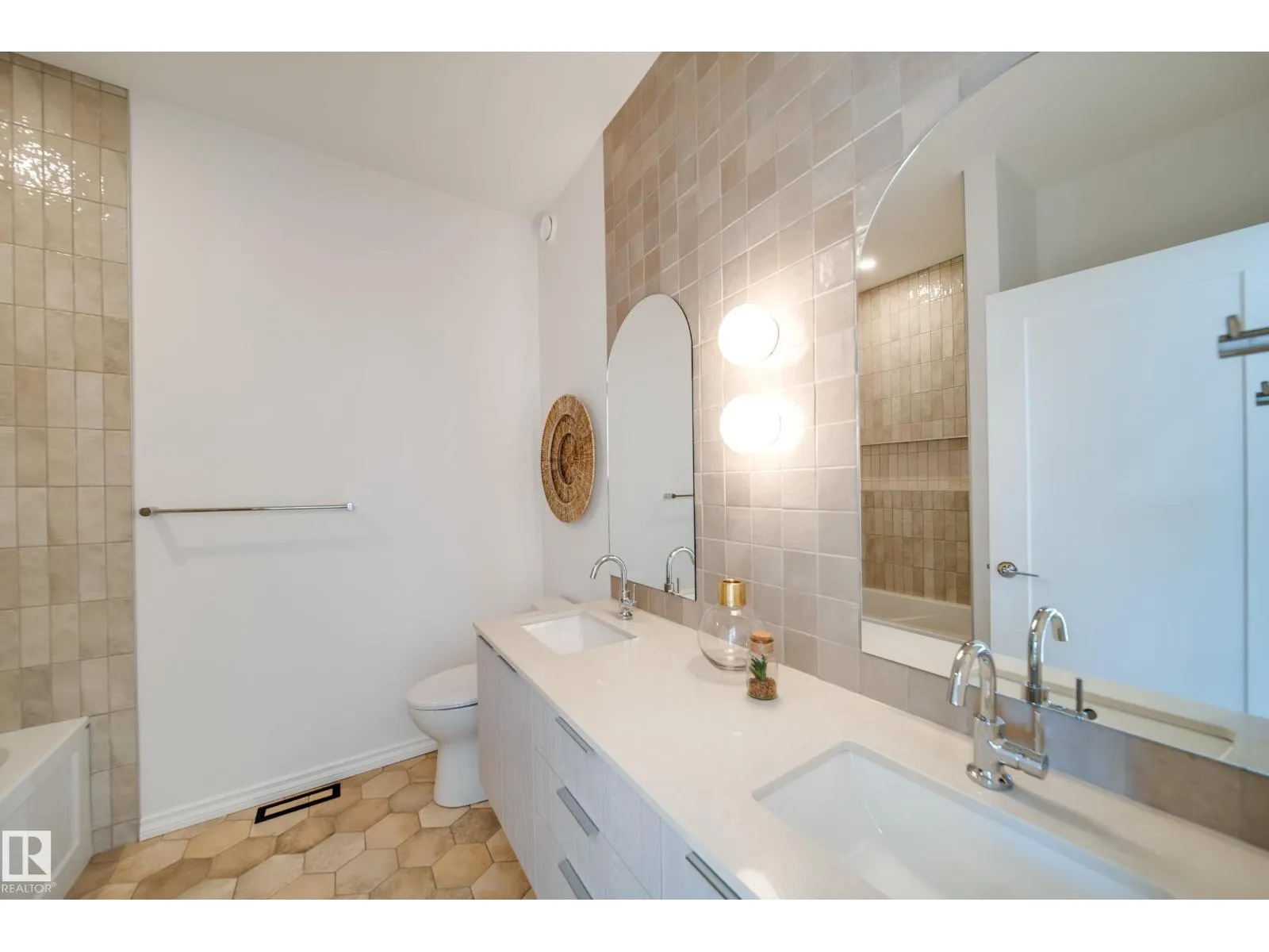 7540 80 AV NW