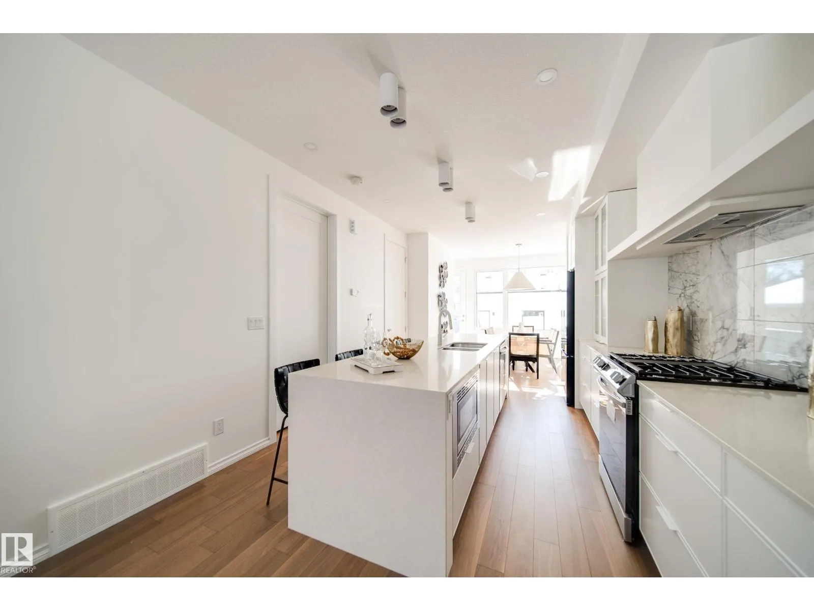7540 80 AV NW