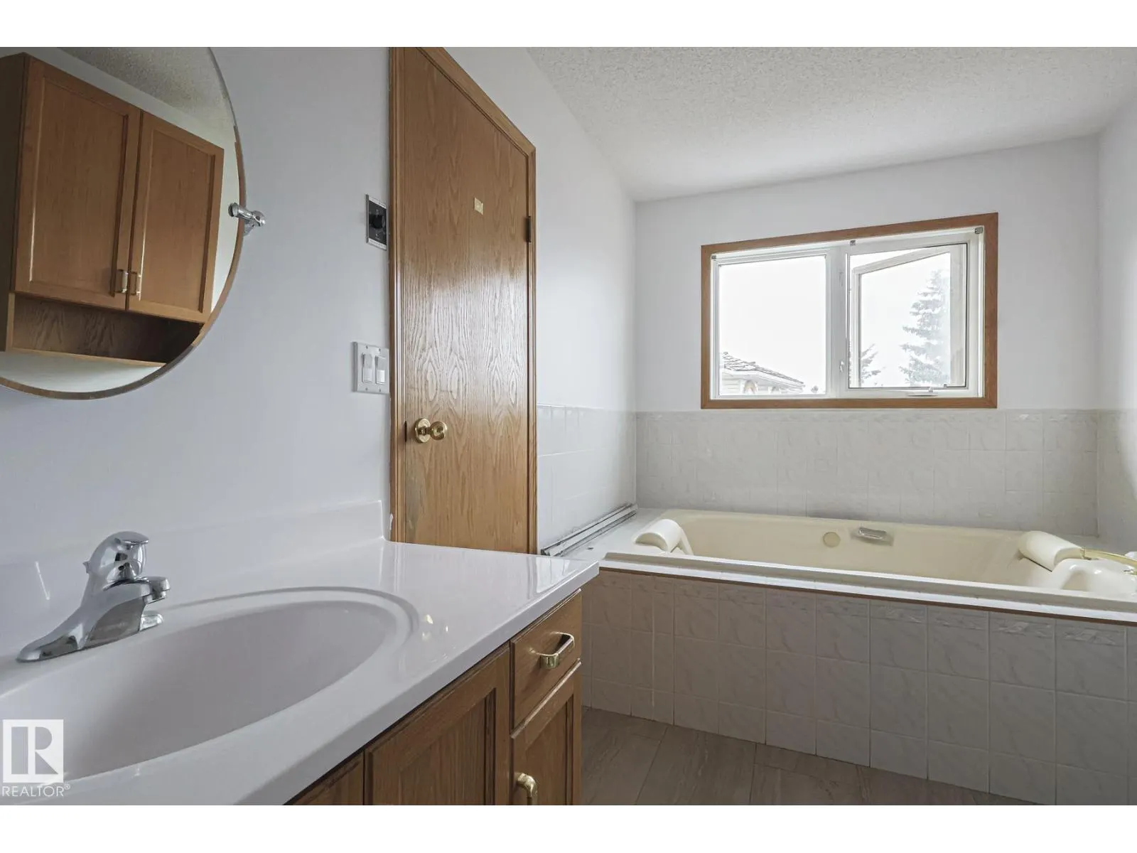4631 43 AV NW