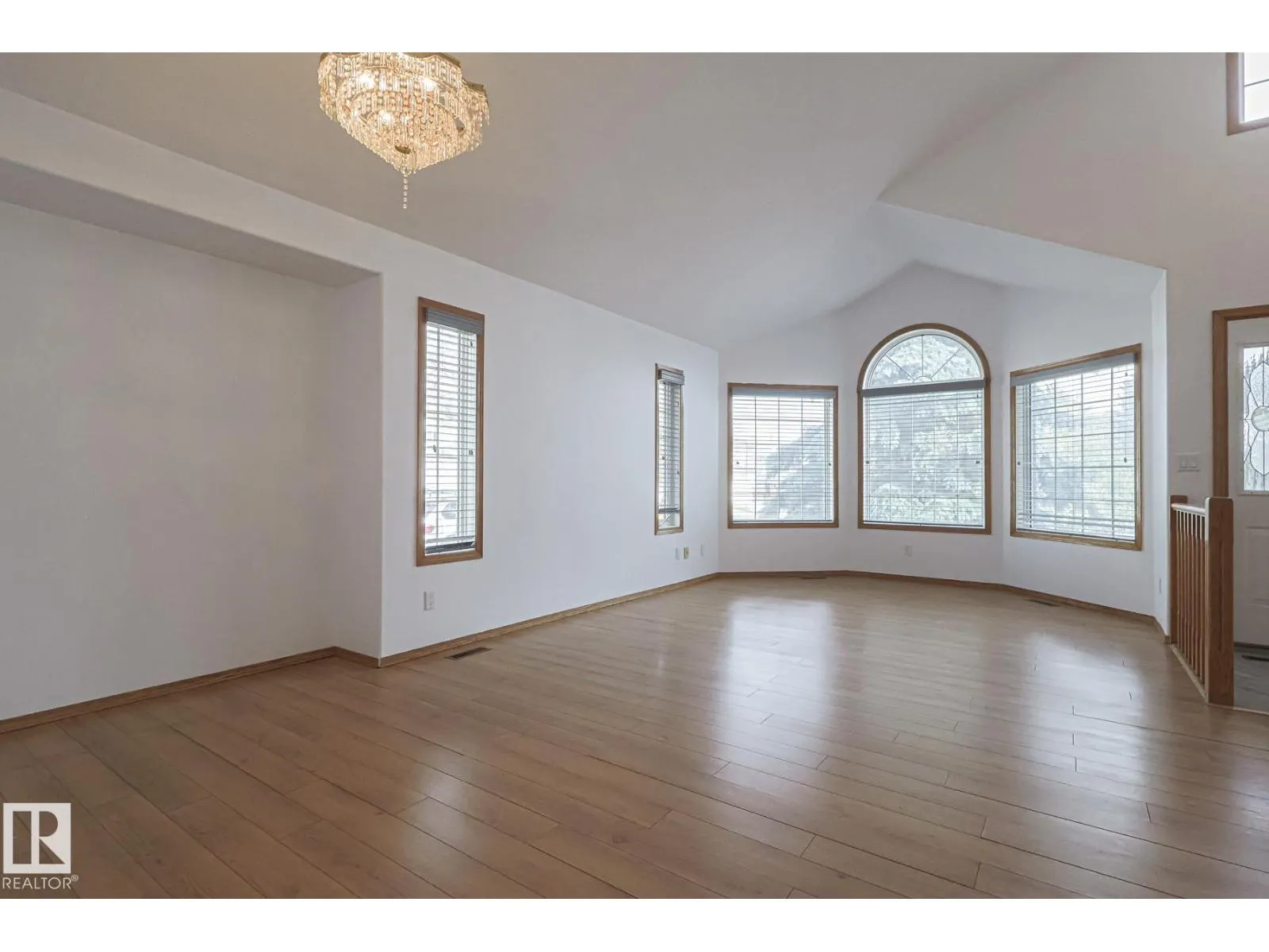 4631 43 AV NW