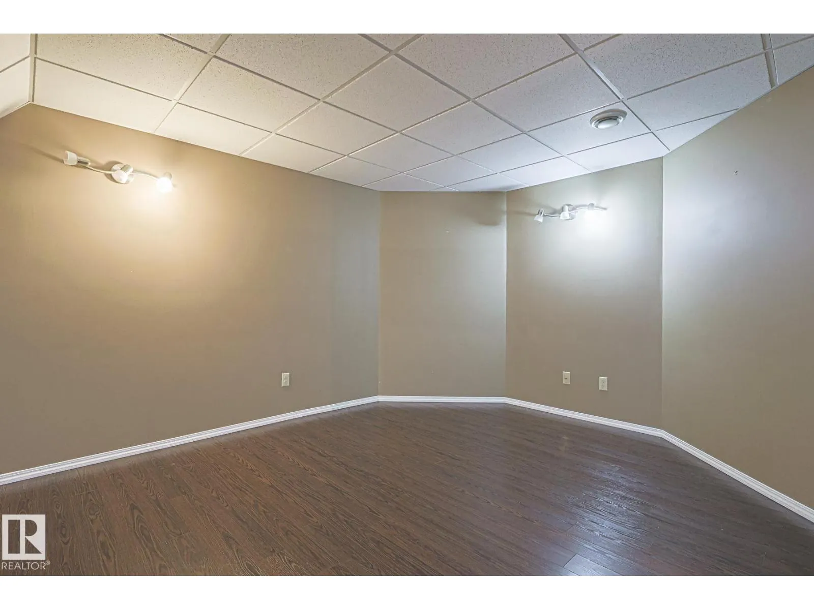 4631 43 AV NW