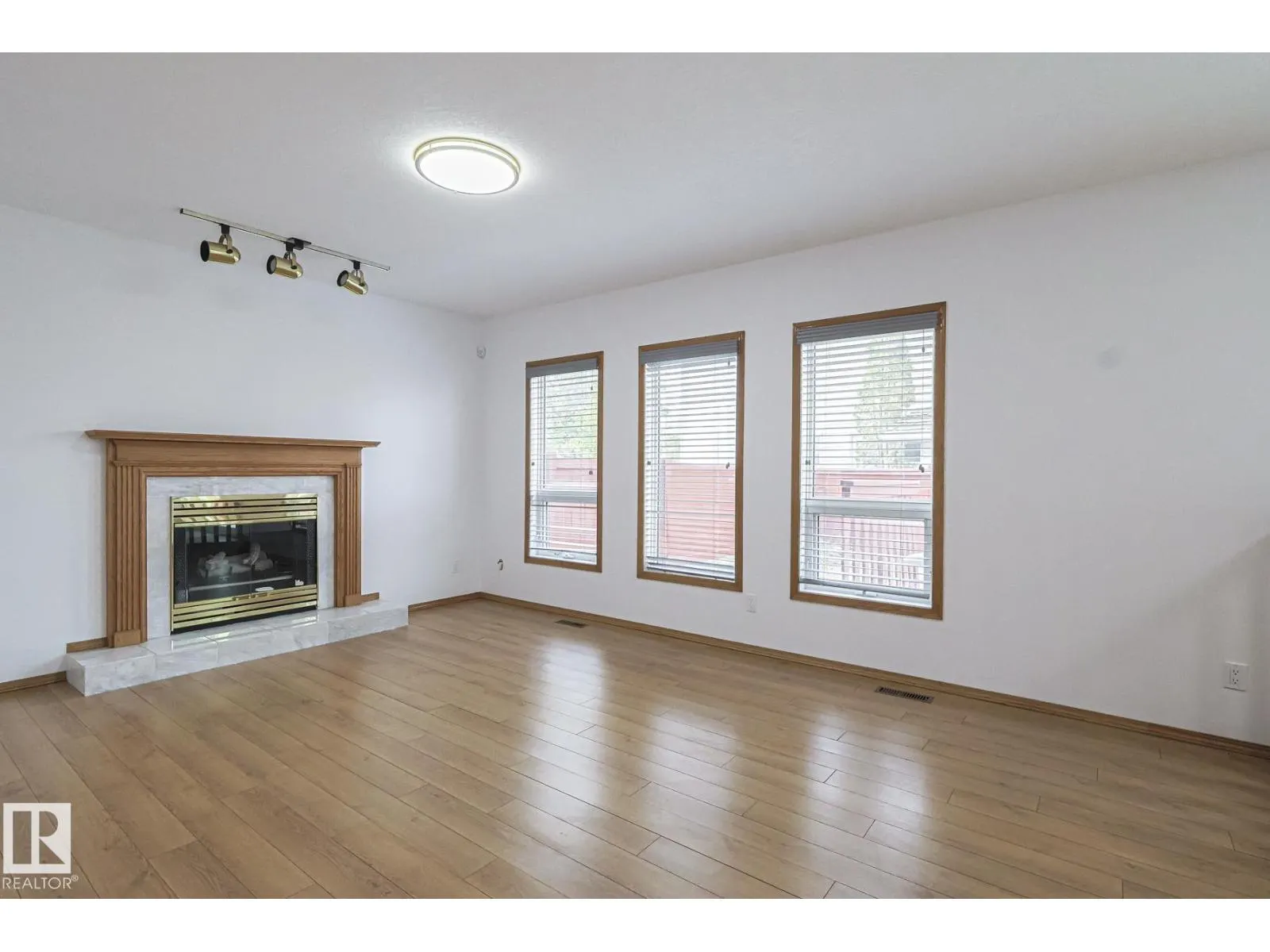 4631 43 AV NW