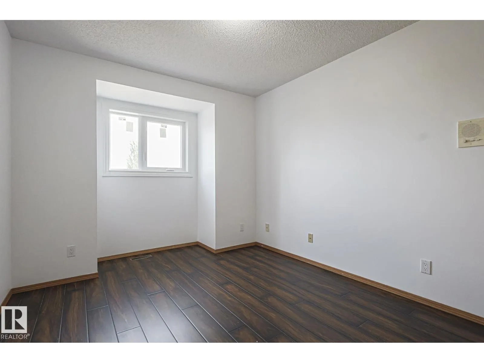 4631 43 AV NW