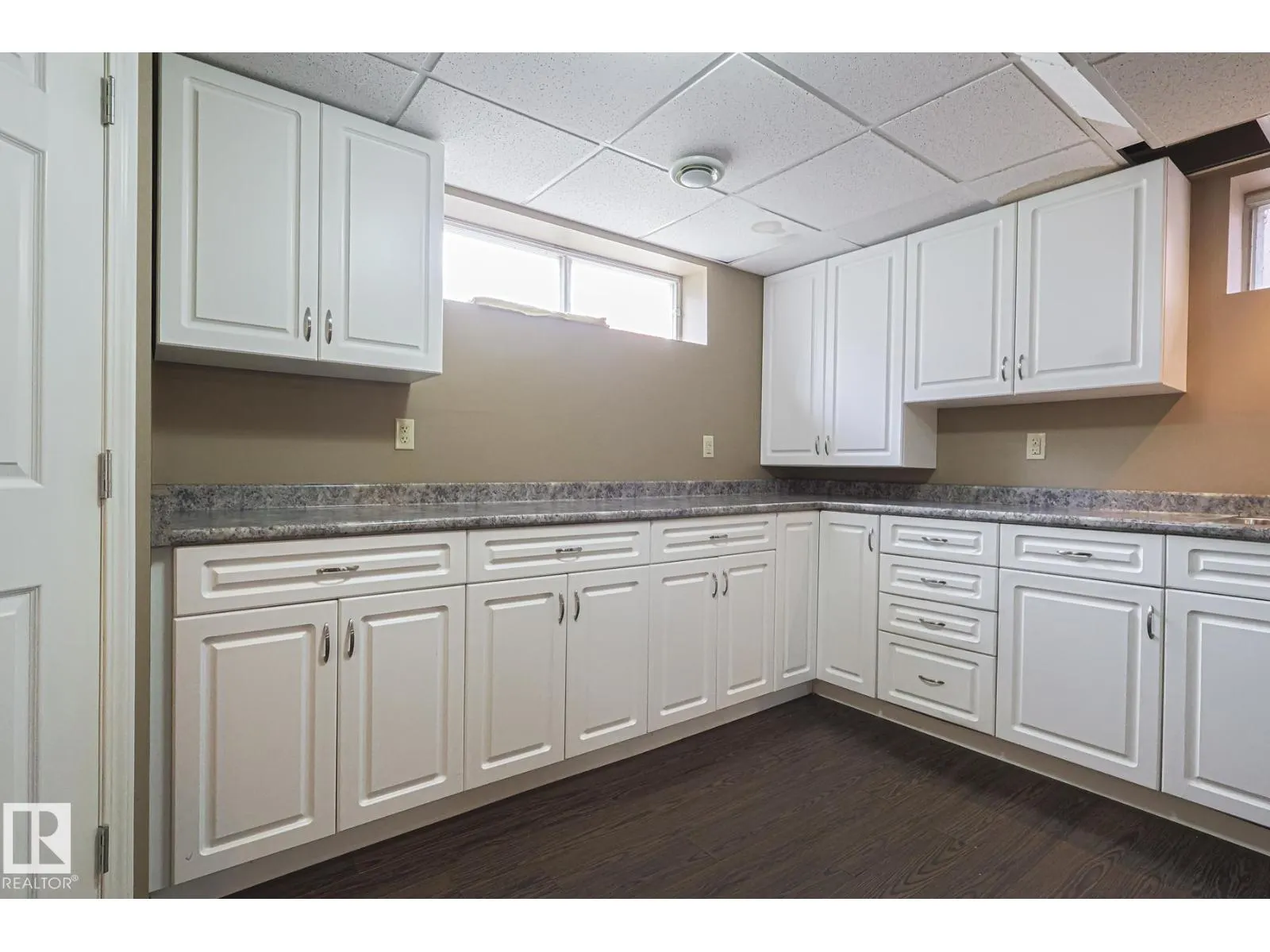 4631 43 AV NW