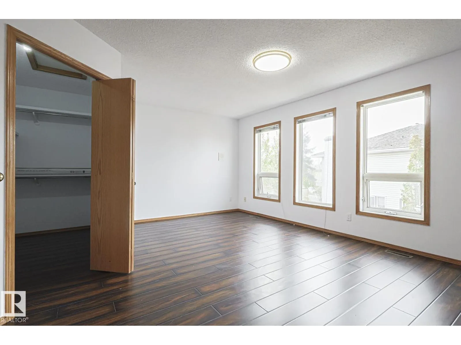 4631 43 AV NW