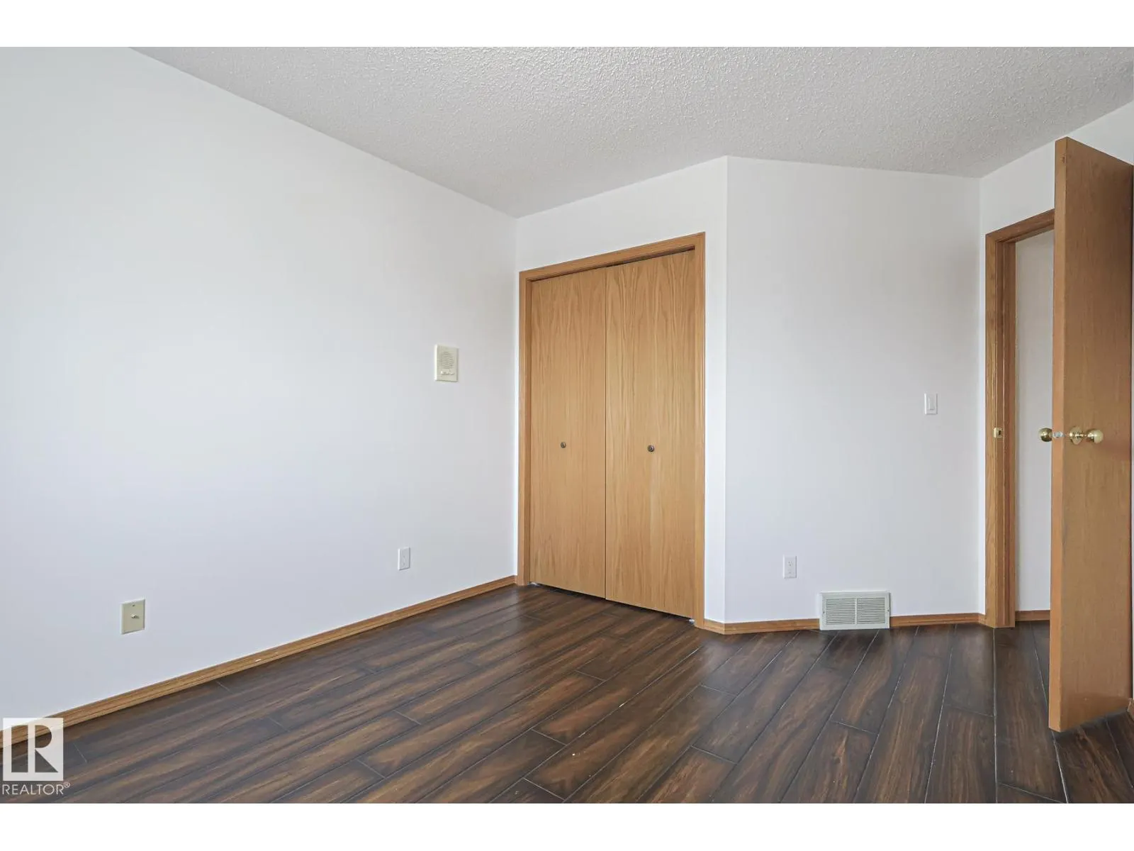 4631 43 AV NW