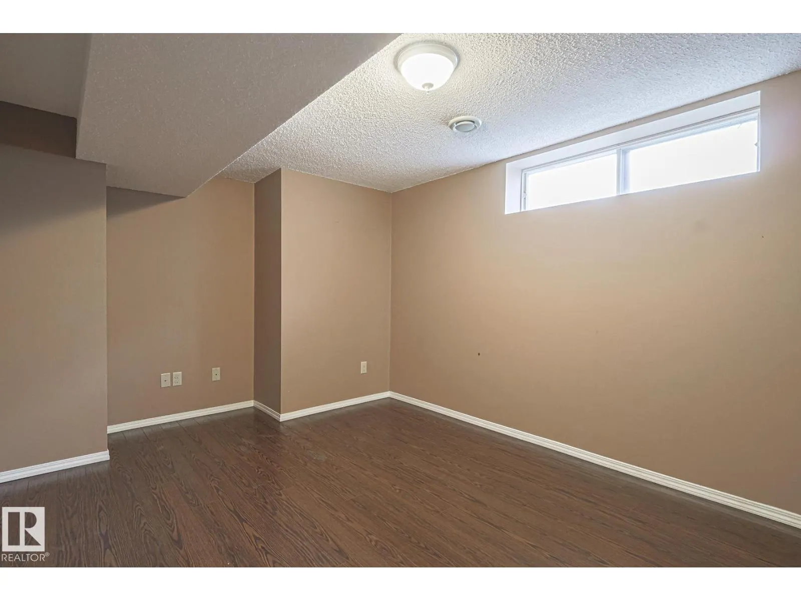 4631 43 AV NW
