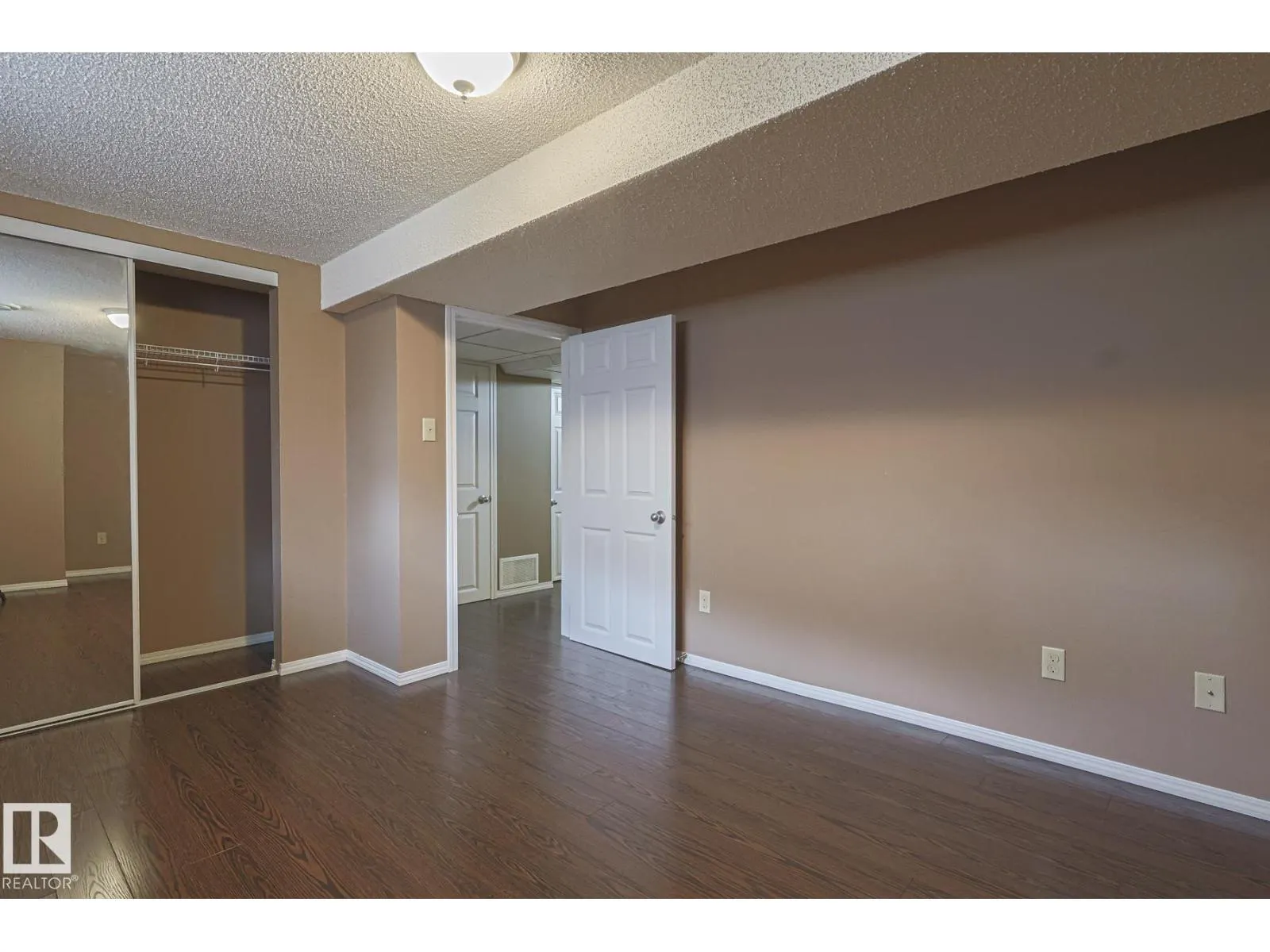 4631 43 AV NW
