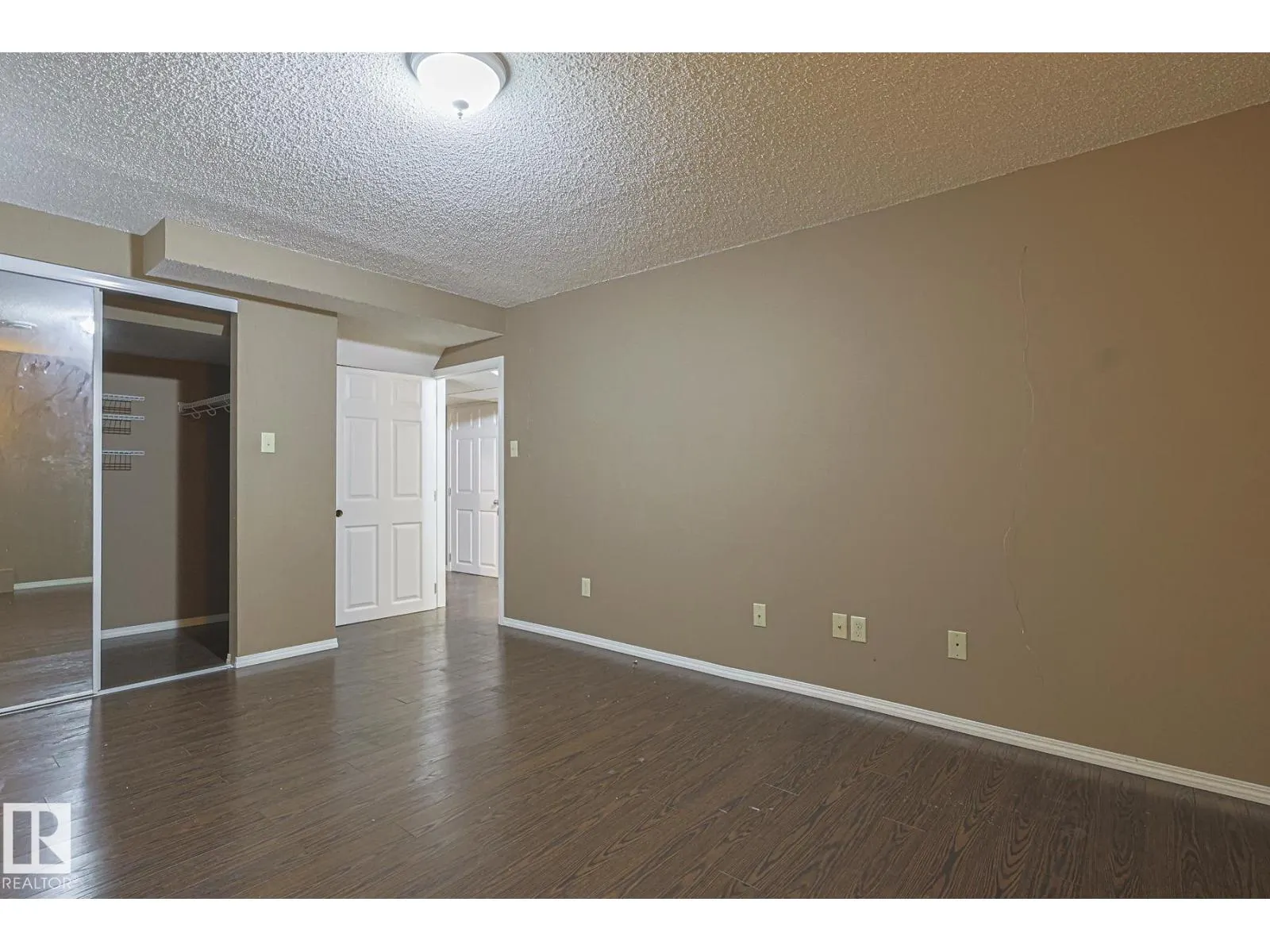 4631 43 AV NW