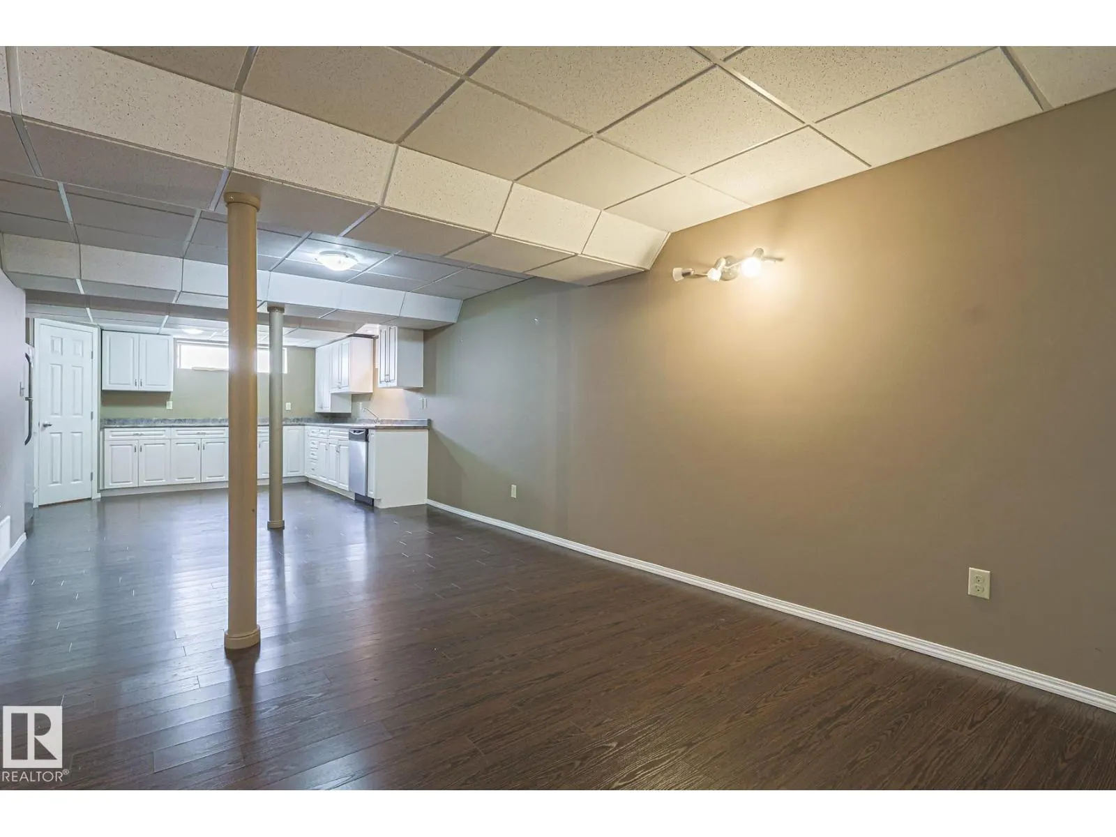 4631 43 AV NW