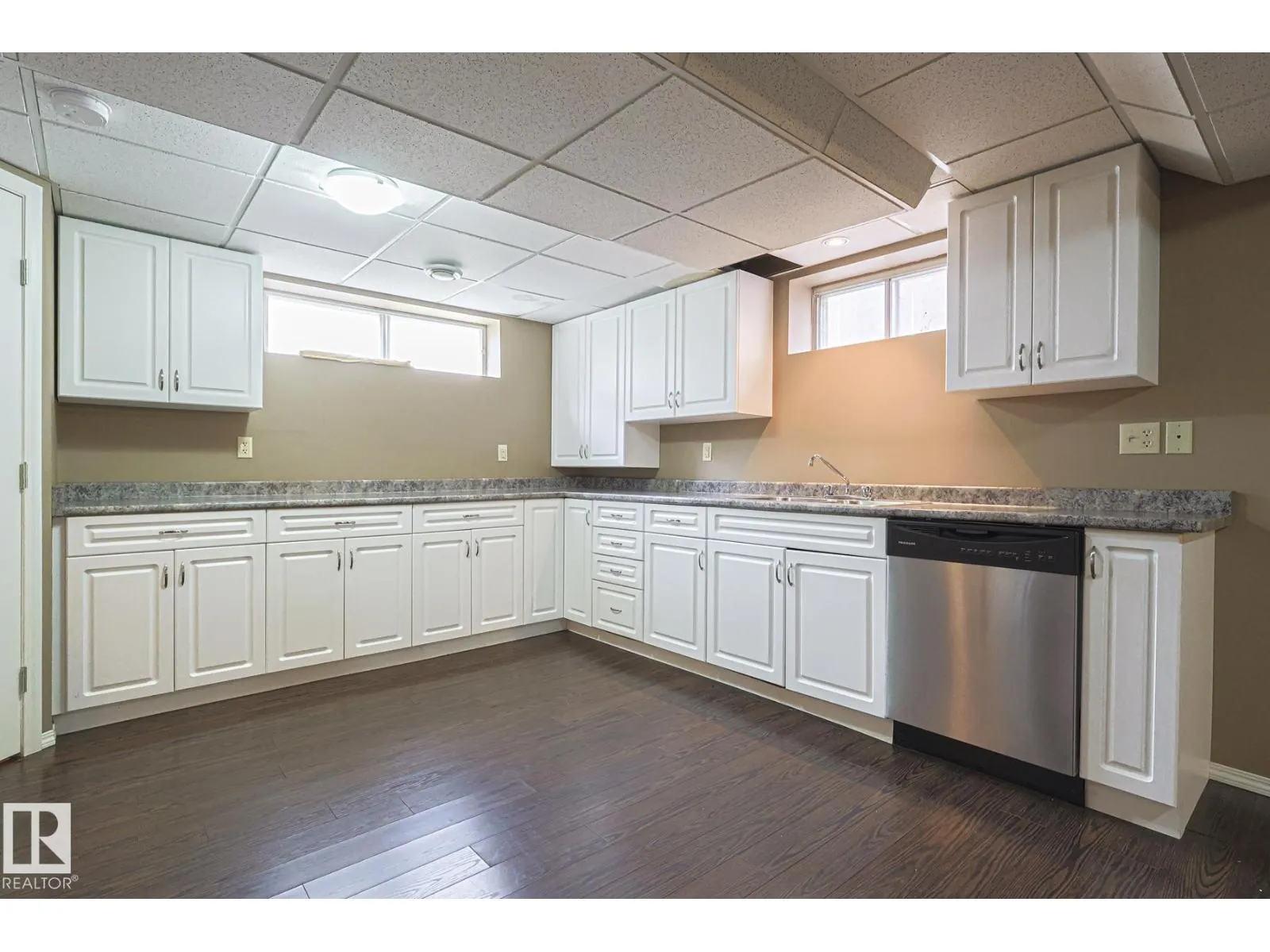 4631 43 AV NW