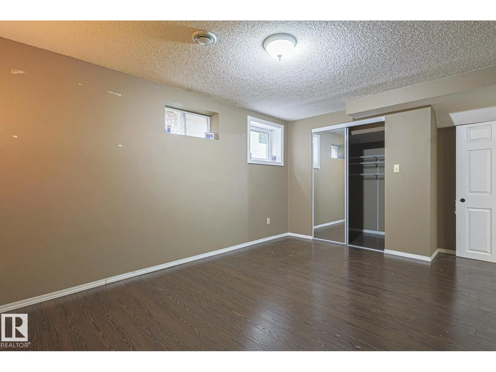4631 43 AV NW