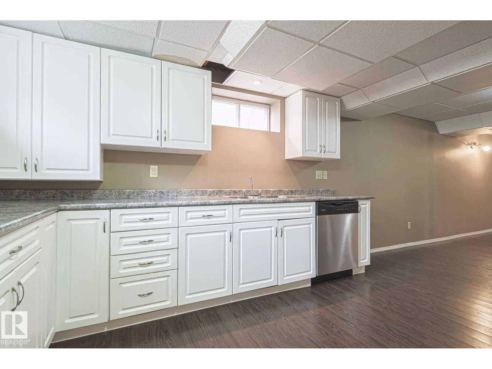 4631 43 AV NW