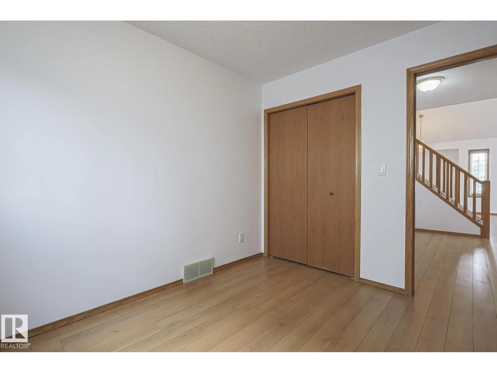 4631 43 AV NW