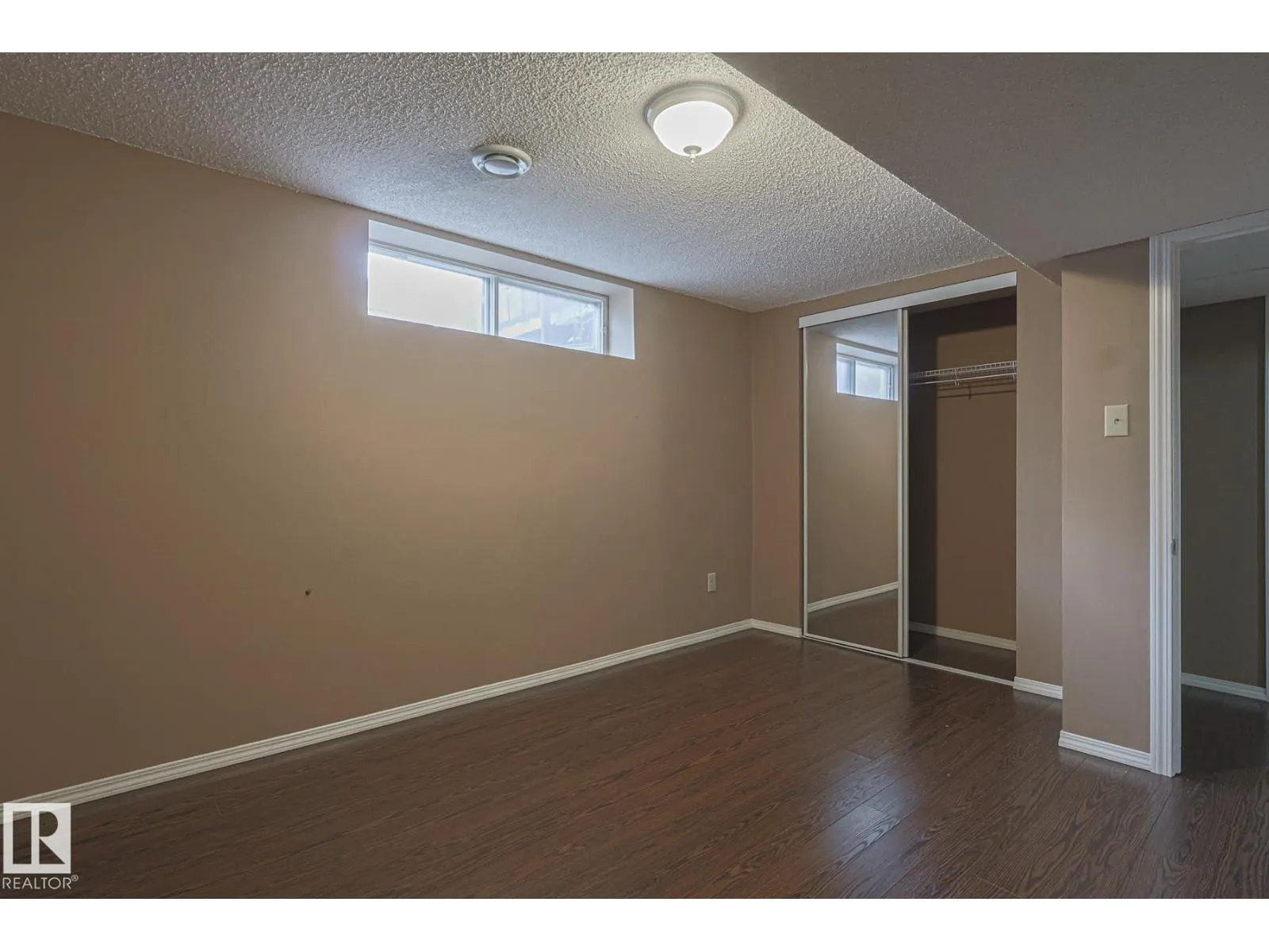 4631 43 AV NW