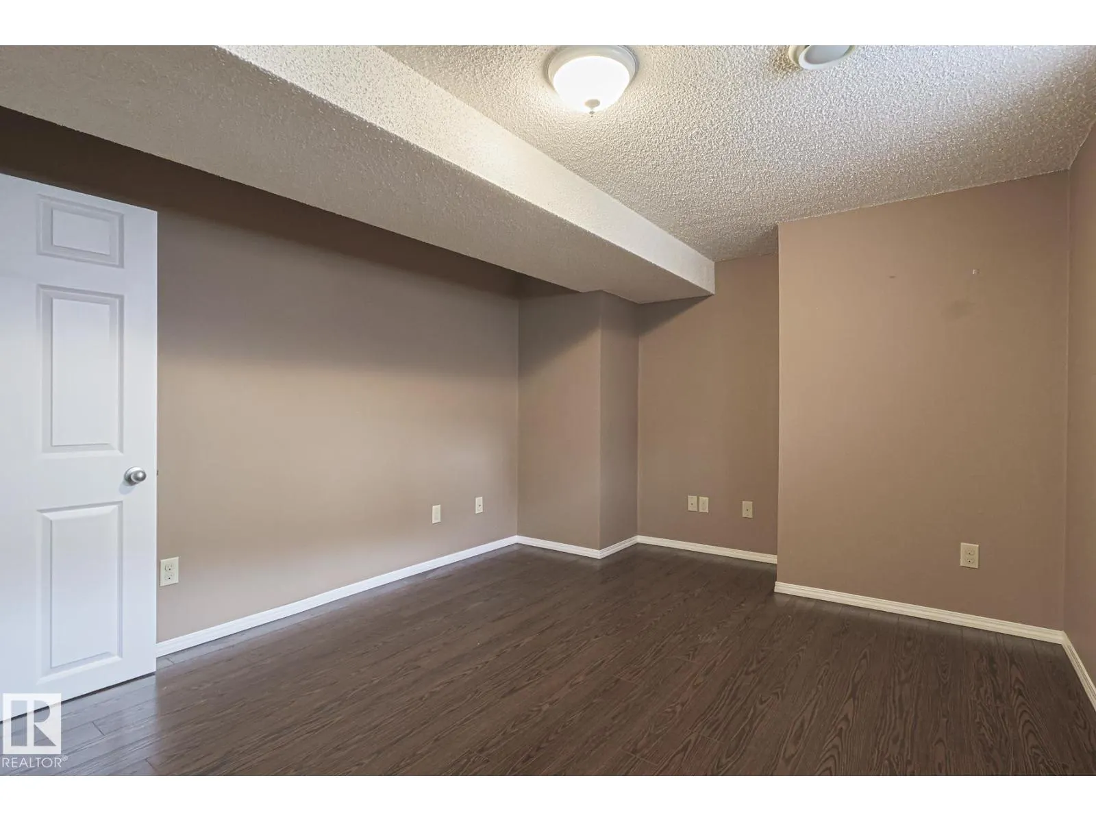 4631 43 AV NW