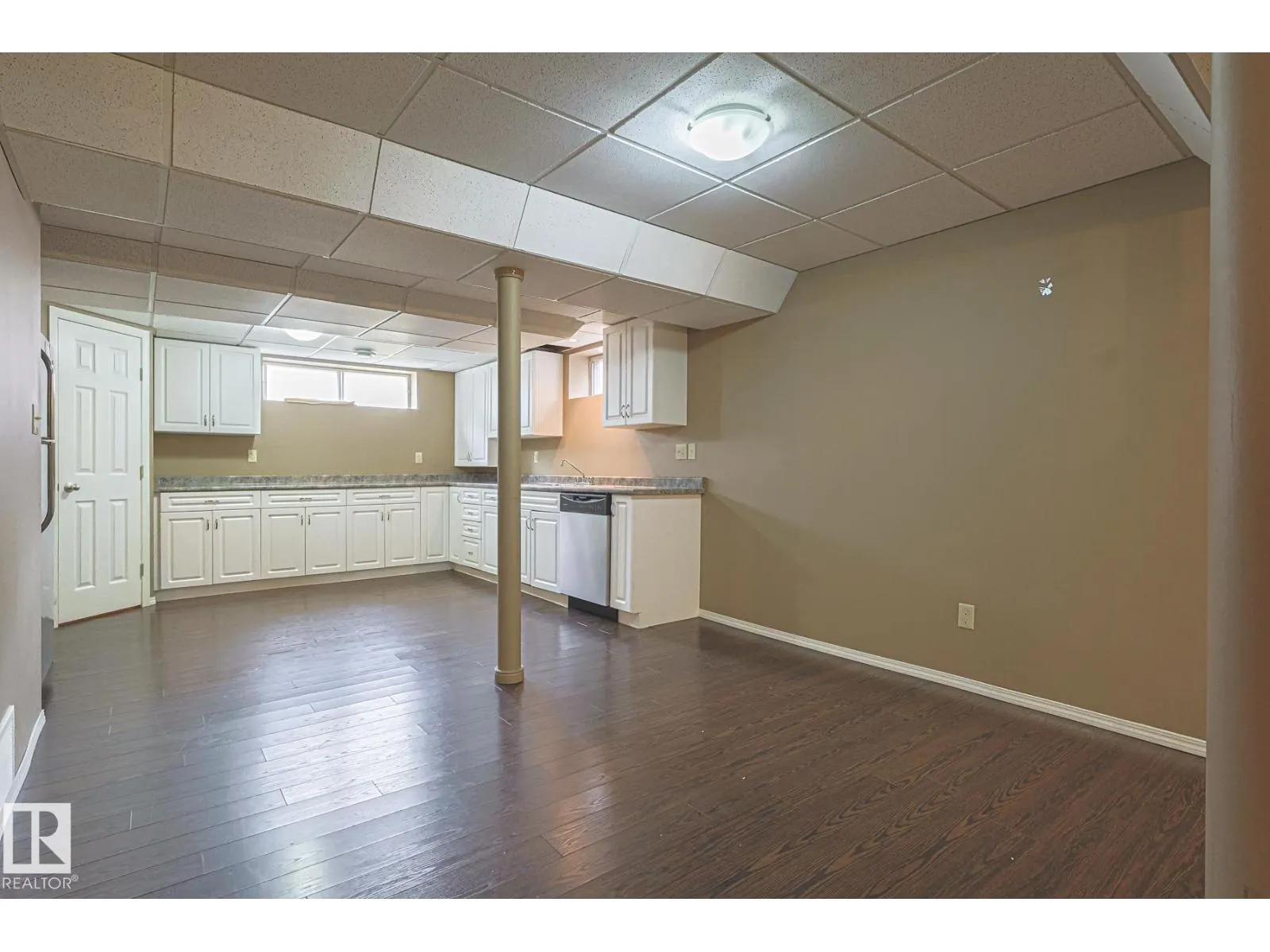 4631 43 AV NW
