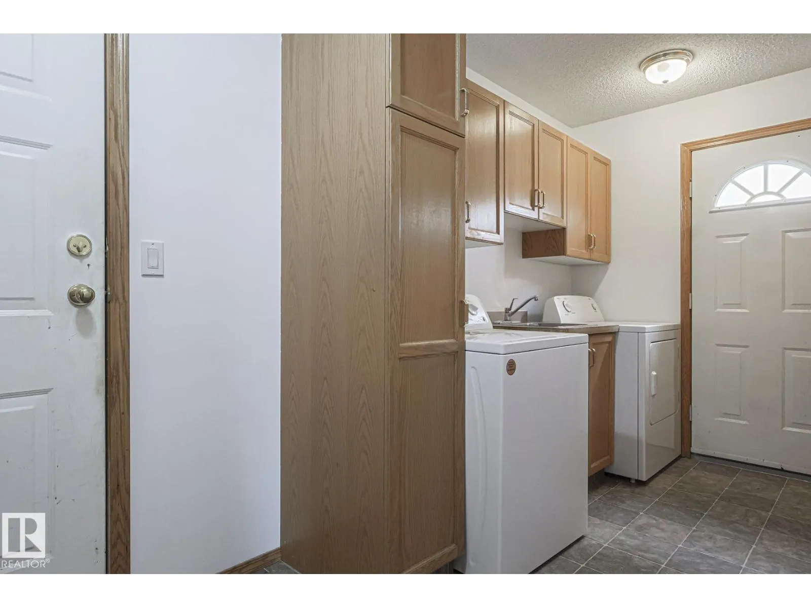 4631 43 AV NW