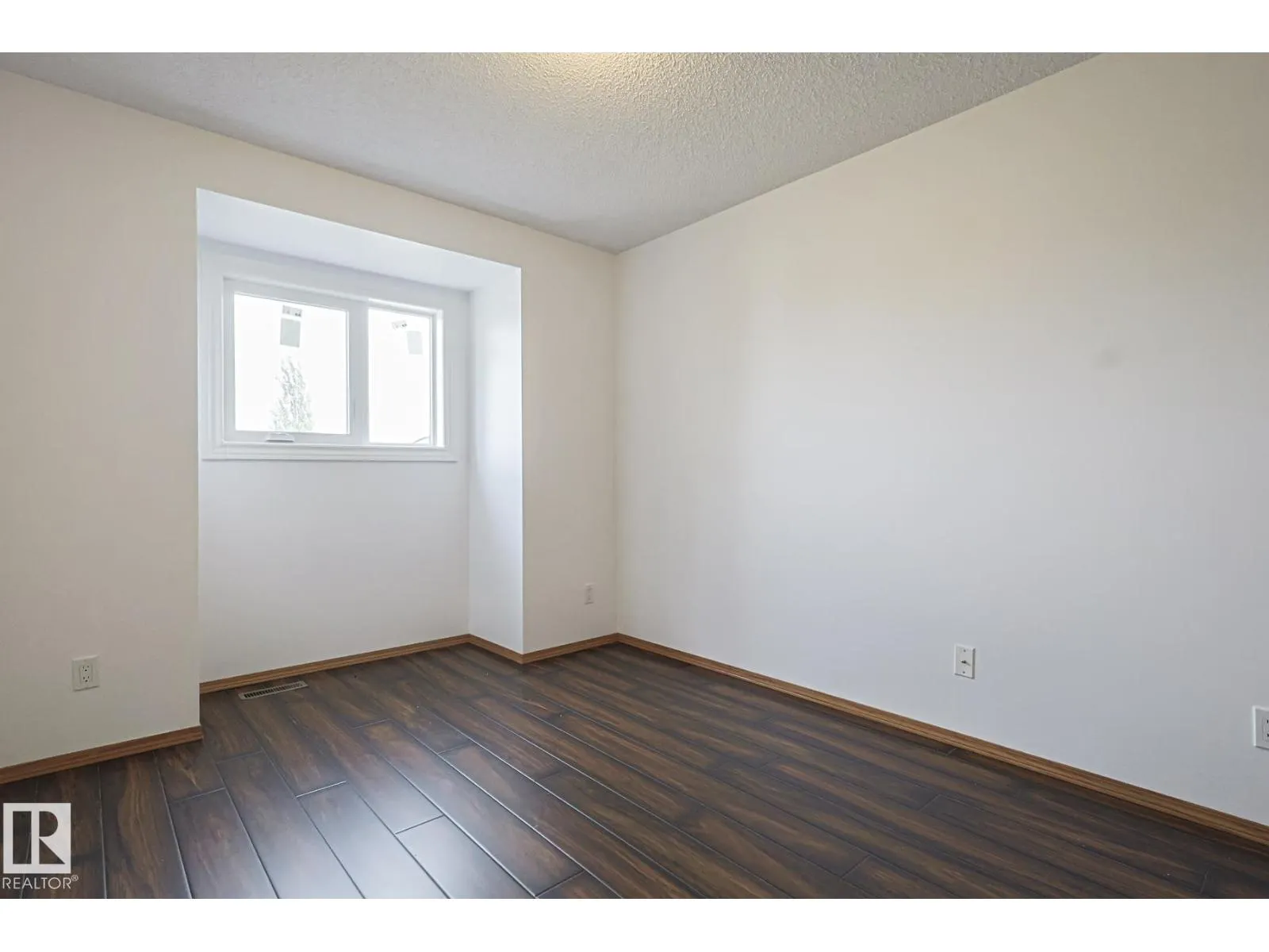 4631 43 AV NW