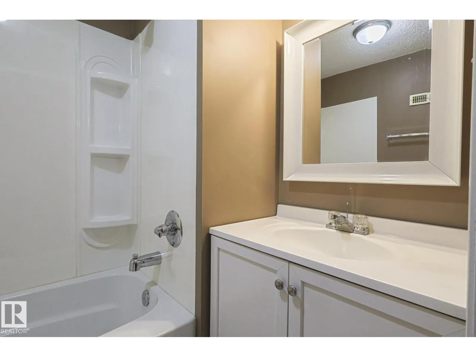 4631 43 AV NW