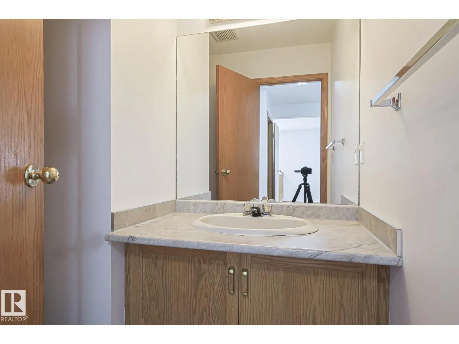 4631 43 AV NW