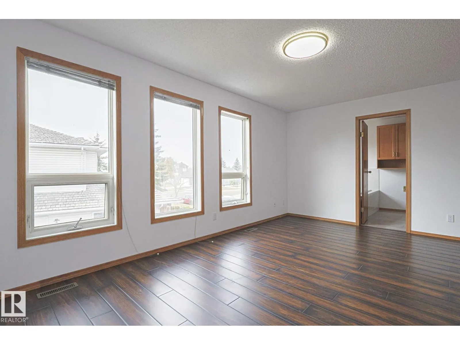 4631 43 AV NW