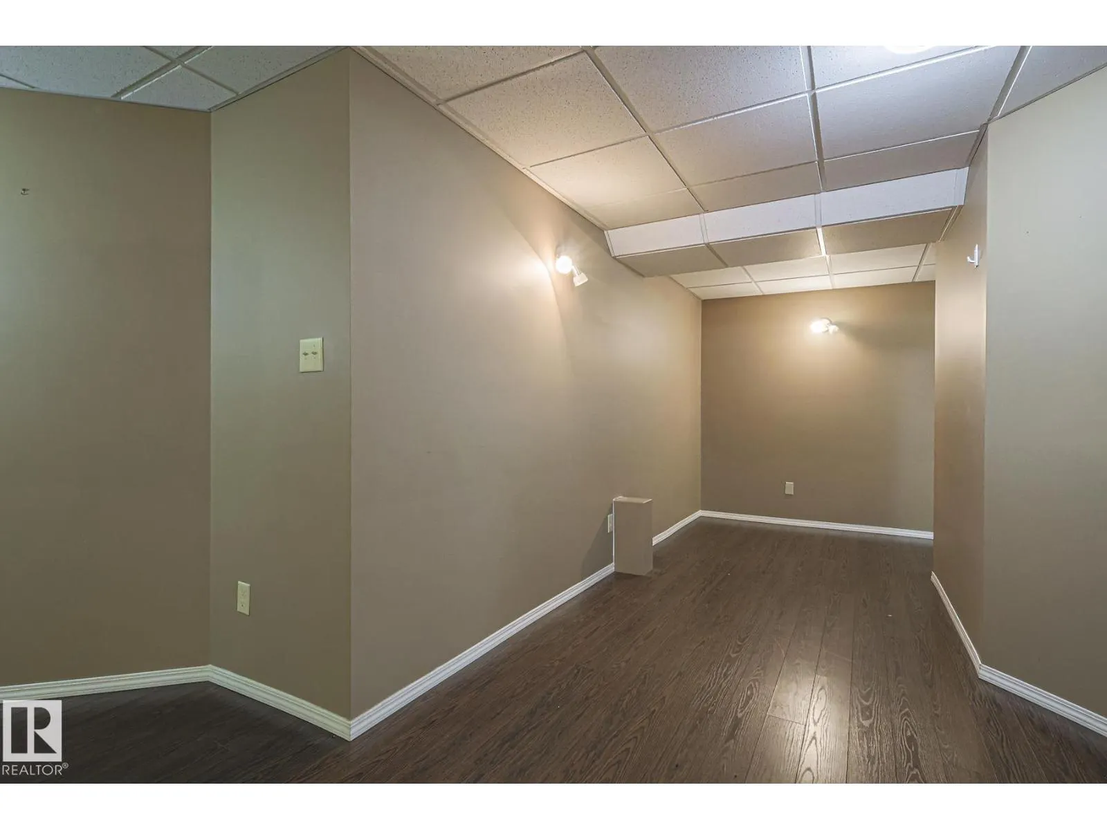 4631 43 AV NW