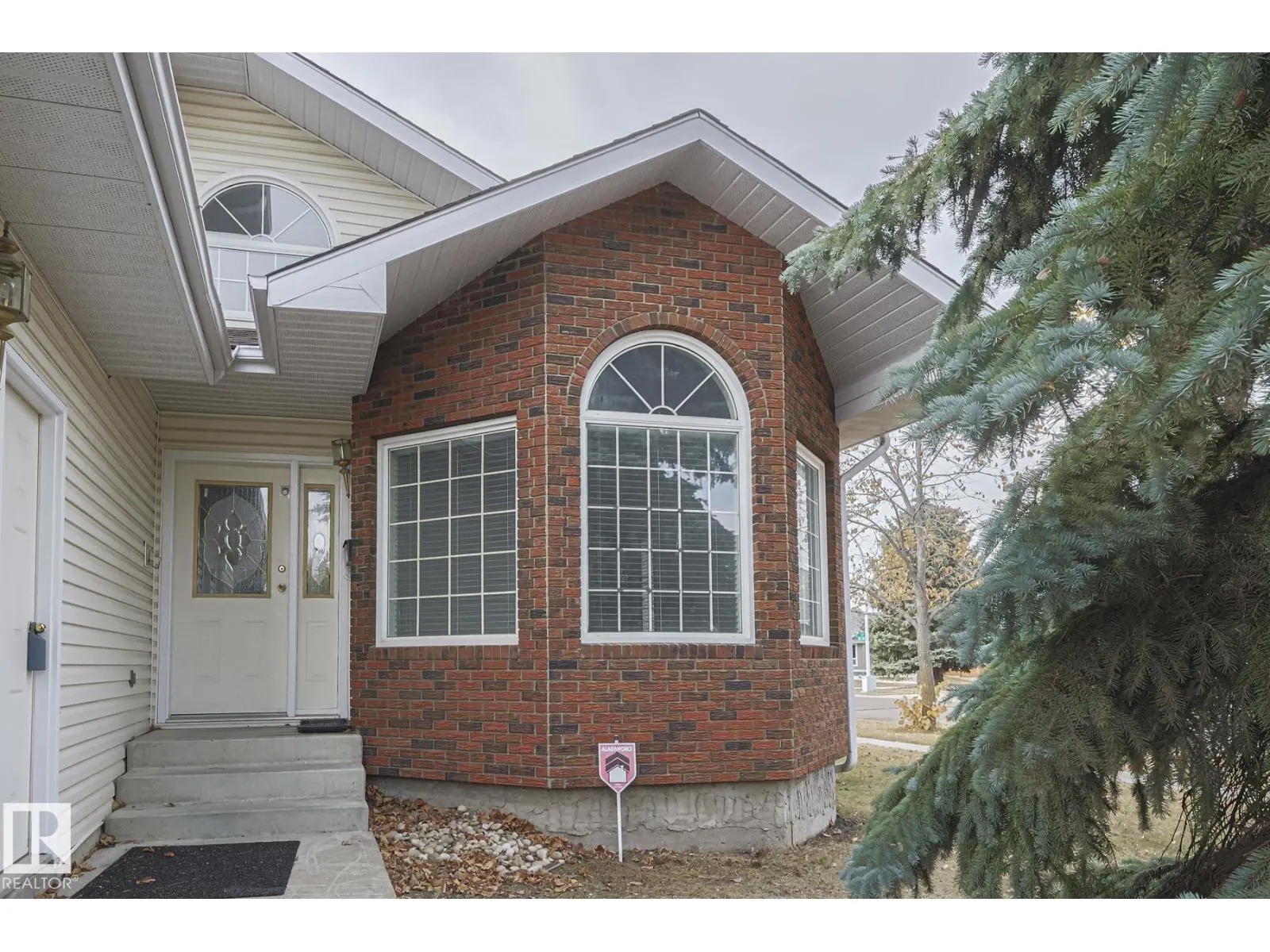4631 43 AV NW