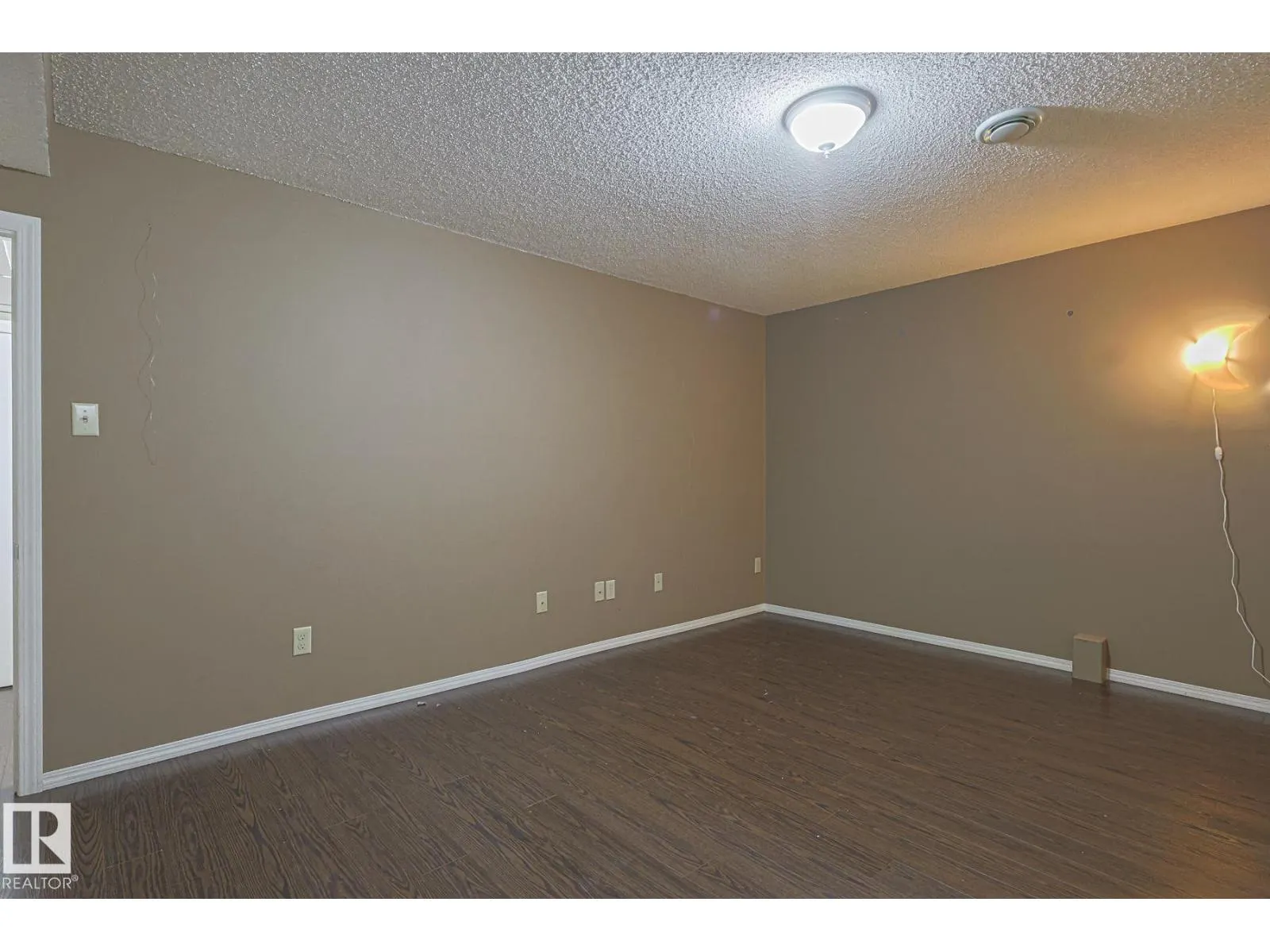 4631 43 AV NW