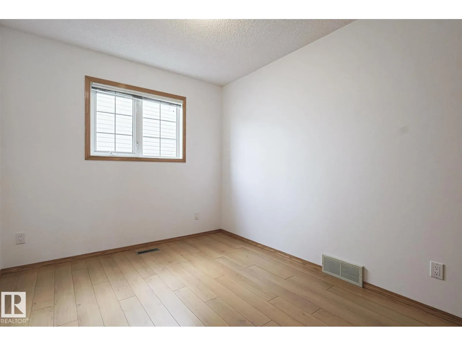 4631 43 AV NW