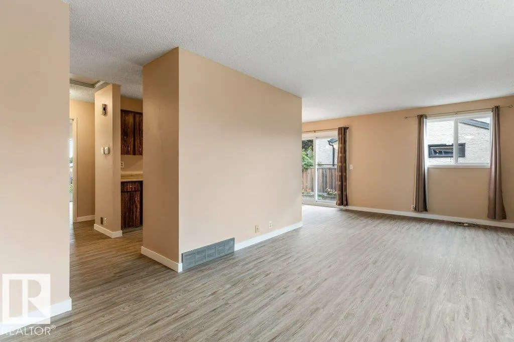 5704 93A AV NW
