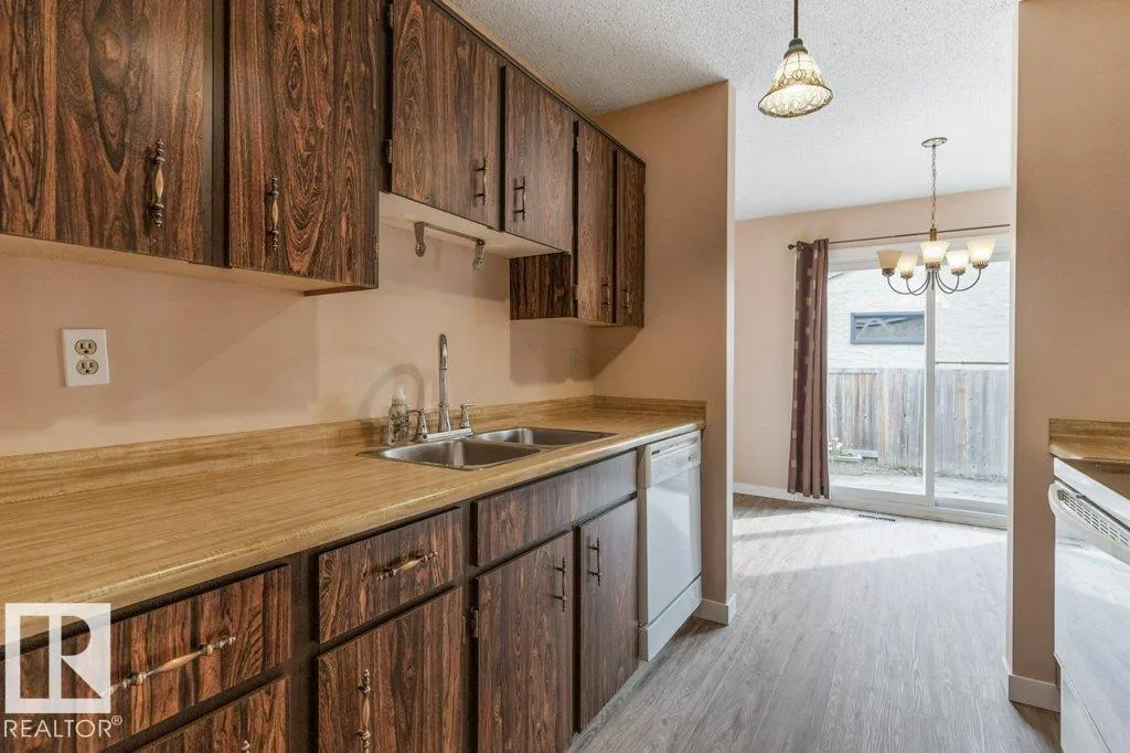 5704 93A AV NW