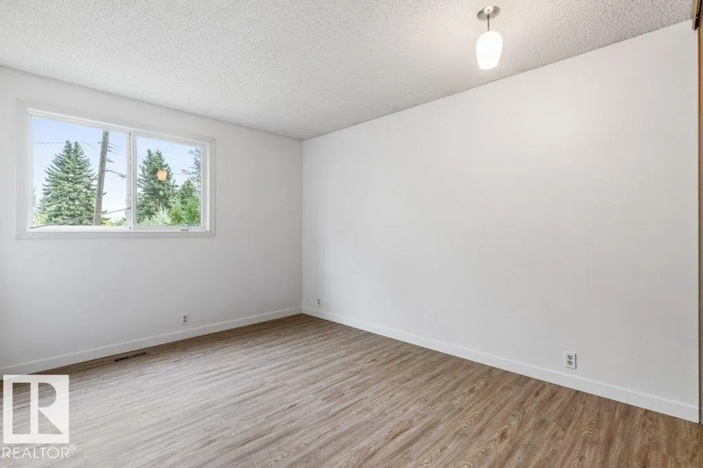 5704 93A AV NW