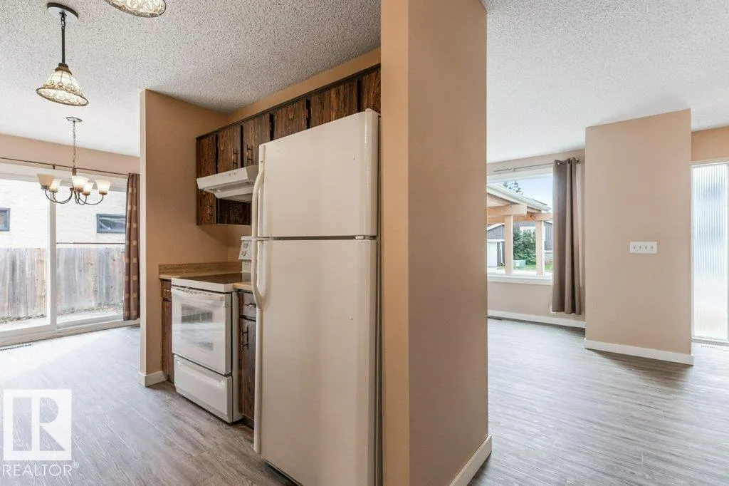 5704 93A AV NW