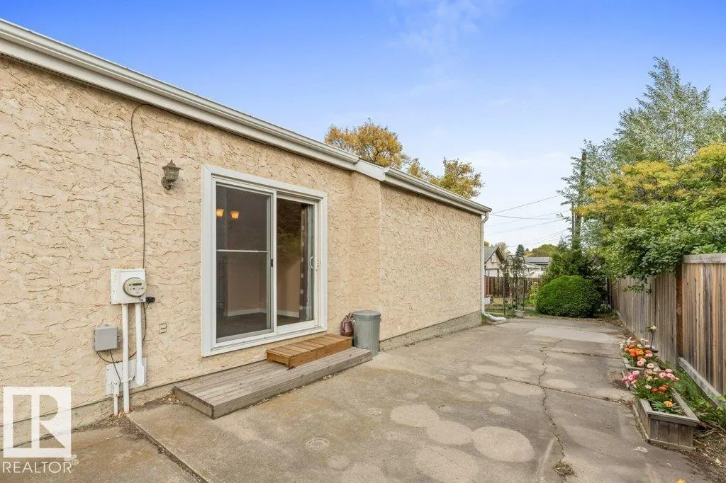 5704 93A AV NW