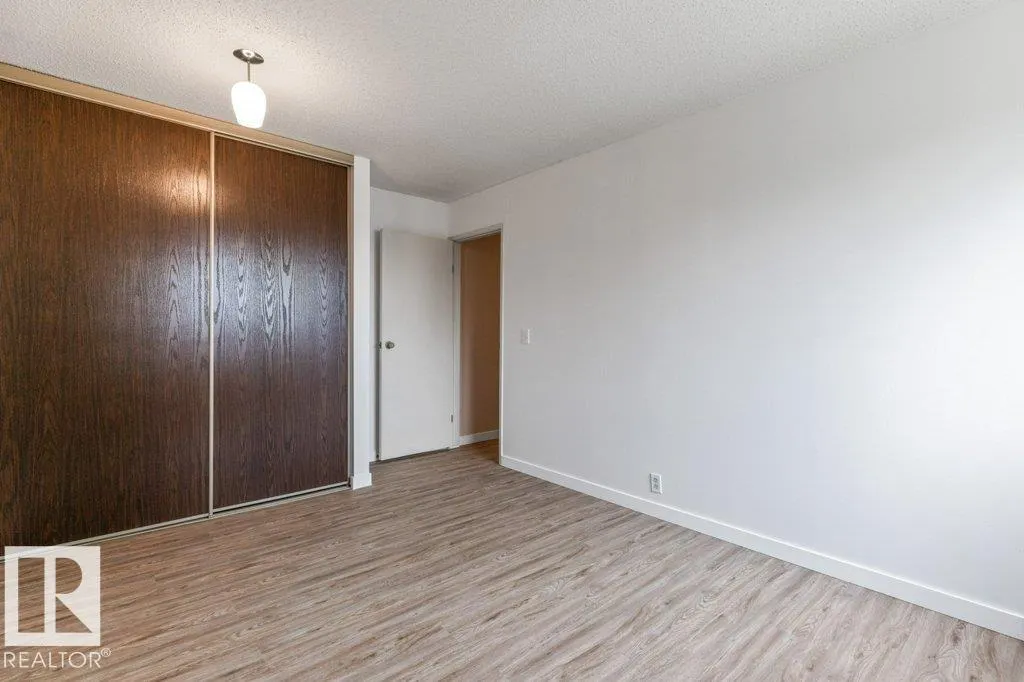 5704 93A AV NW