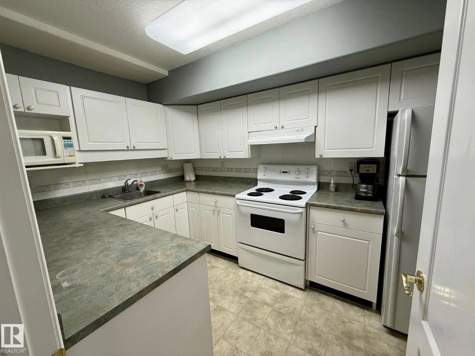 #404 8315 83 ST NW