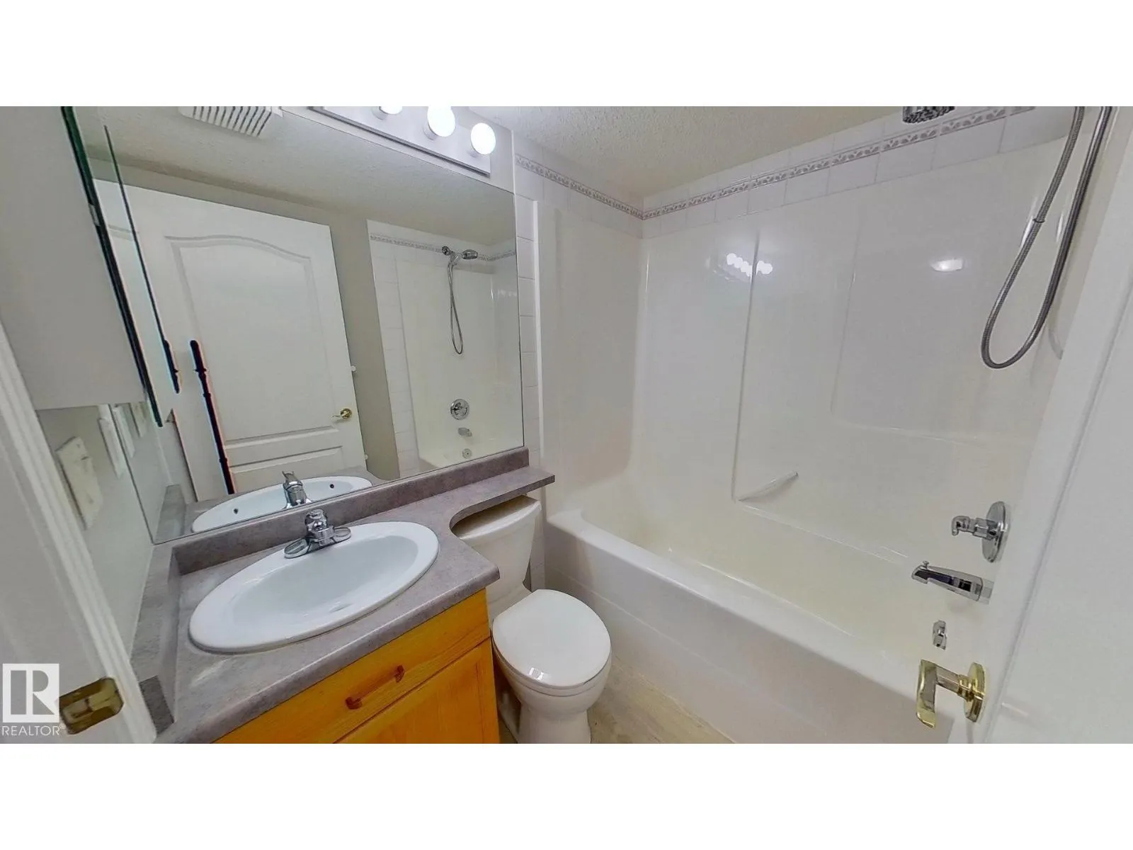 #404 8315 83 ST NW